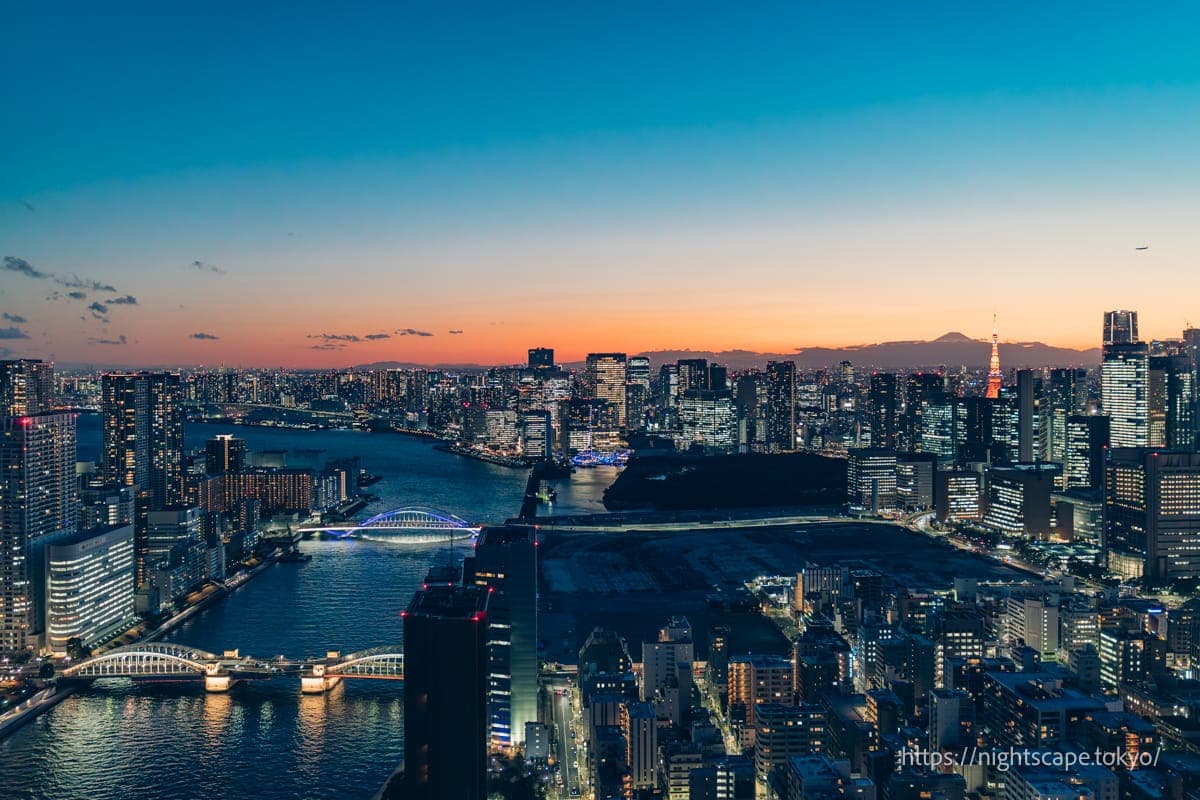 黃昏時分的天空與東京街景