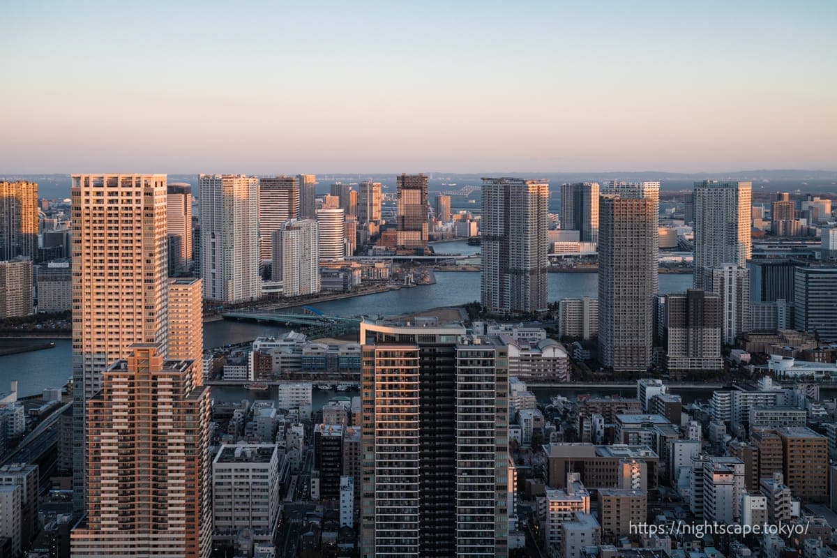 夕陽時分的月島地區街景