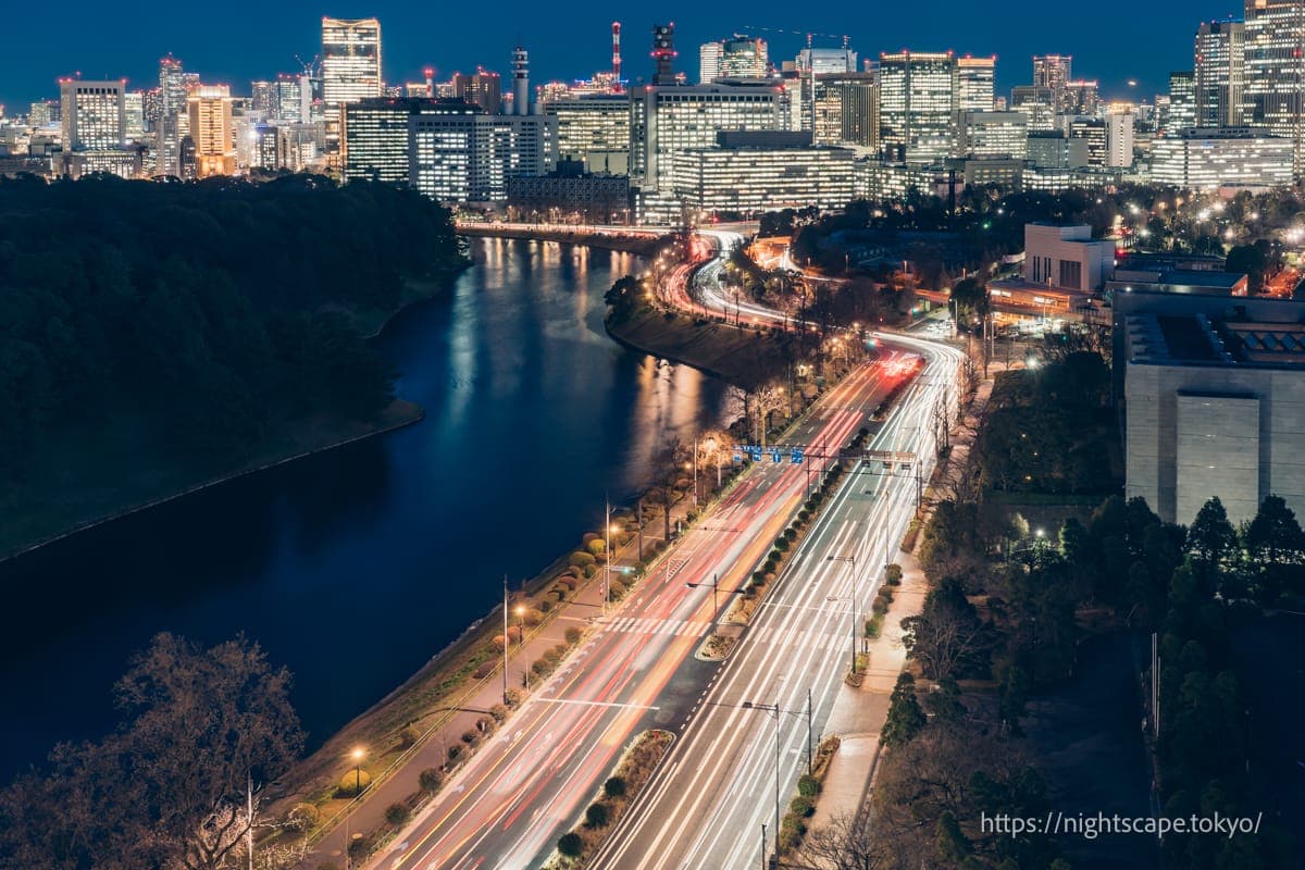 众多车辆往来的景象
