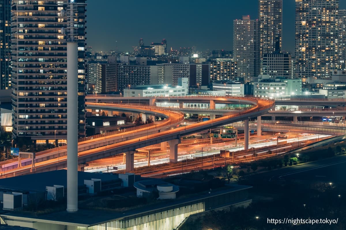 首都高速湾岸线上来往的车辆
