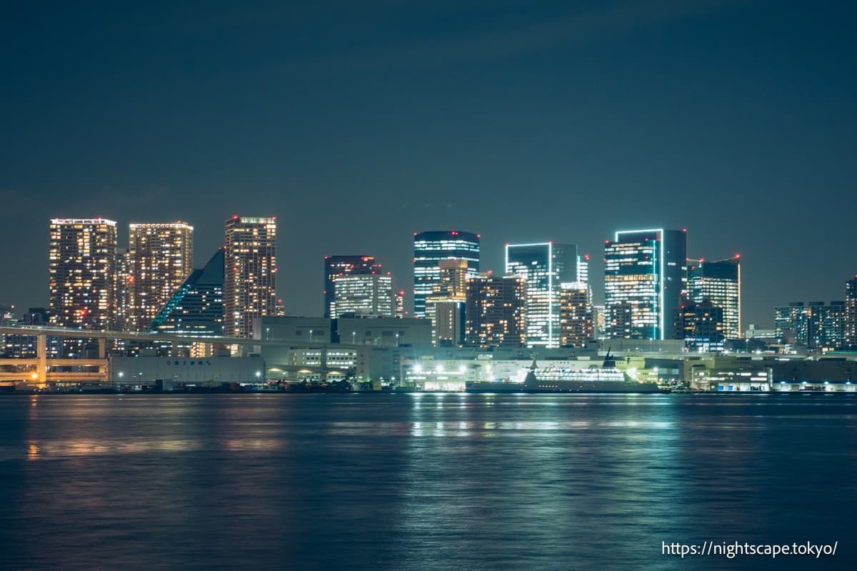 对岸港区高层建筑群