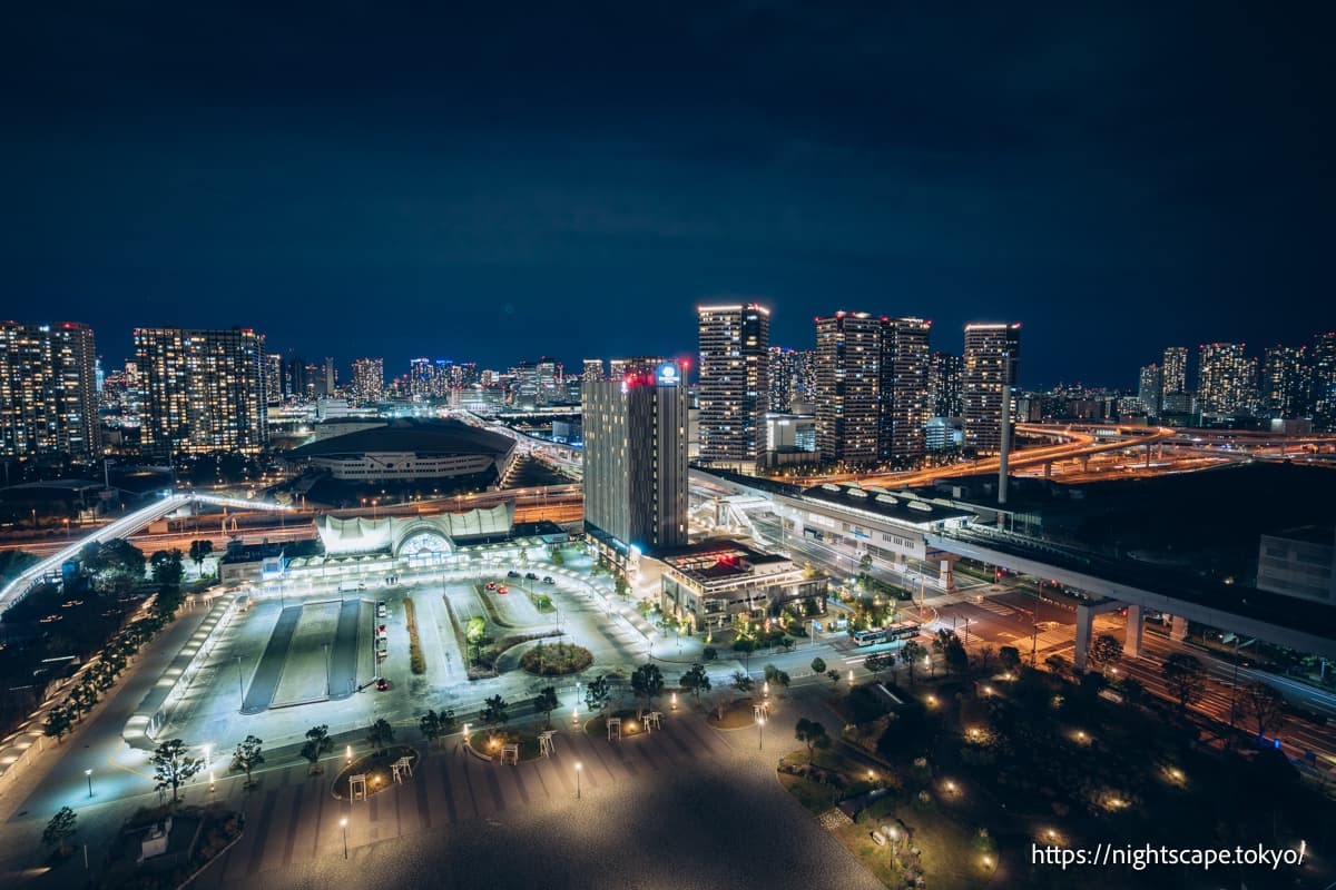 从东京湾有明华盛顿酒店客房看到的夜景