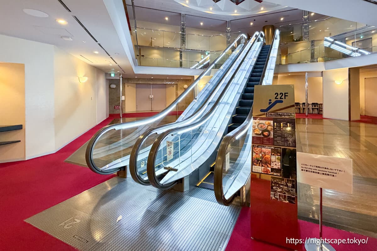 从有电梯的21楼通往展望酒廊的扶梯