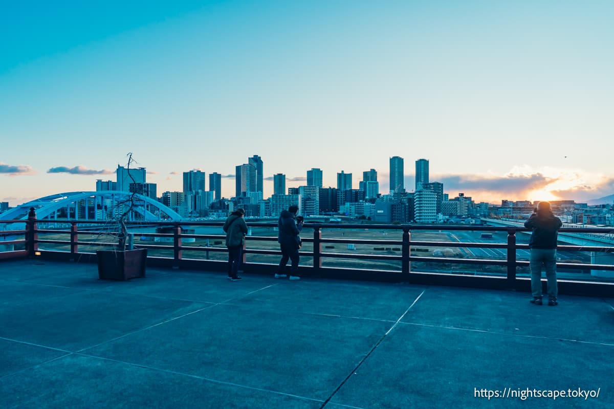 在多摩川浅间神社观景台观赏夕阳的人们