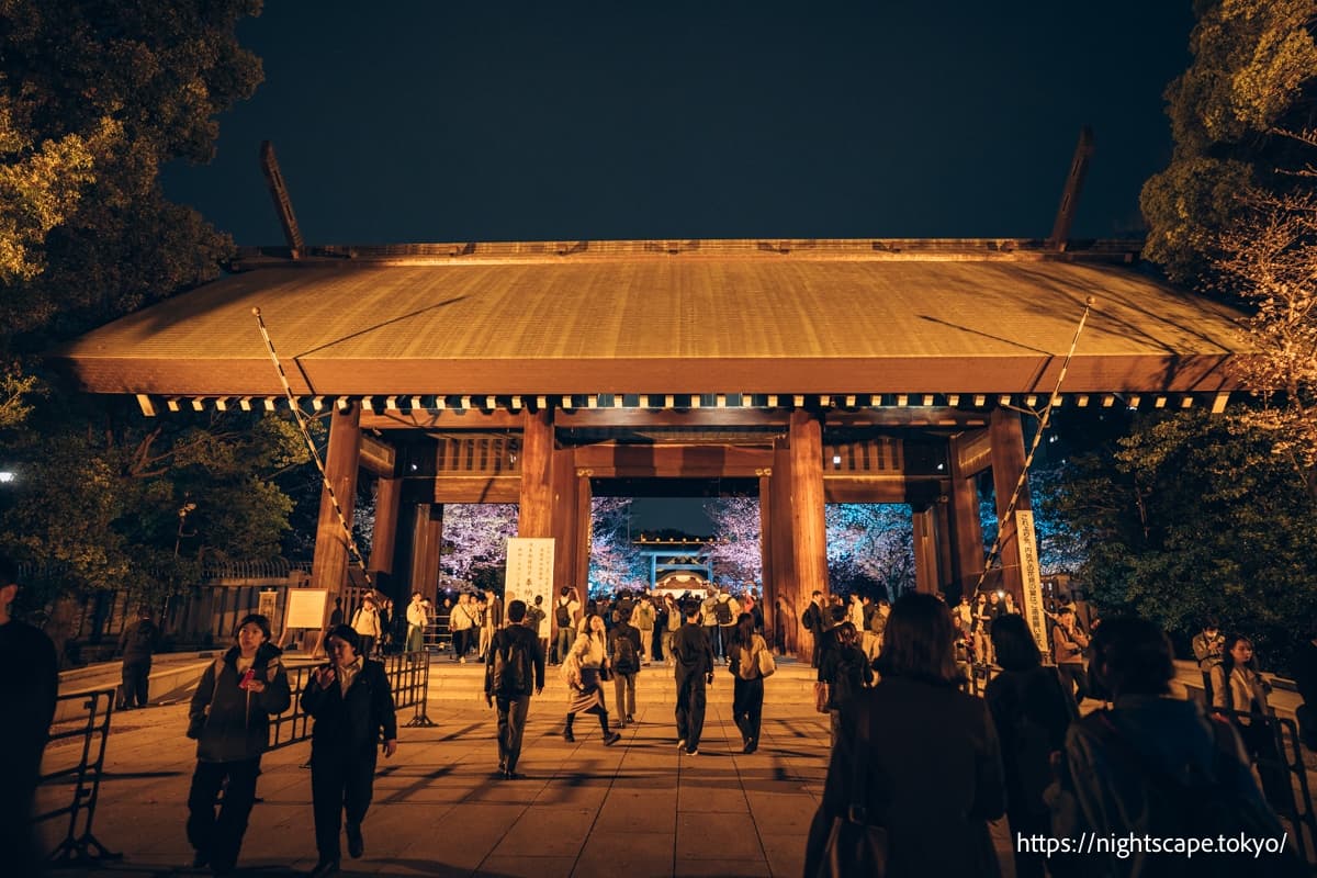 靖國神社神門周邊來往的人群