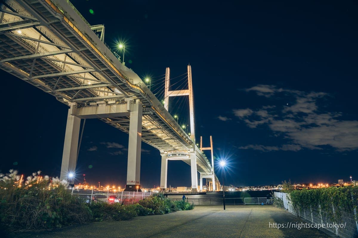 仰望灯光璀璨的横滨海湾大桥