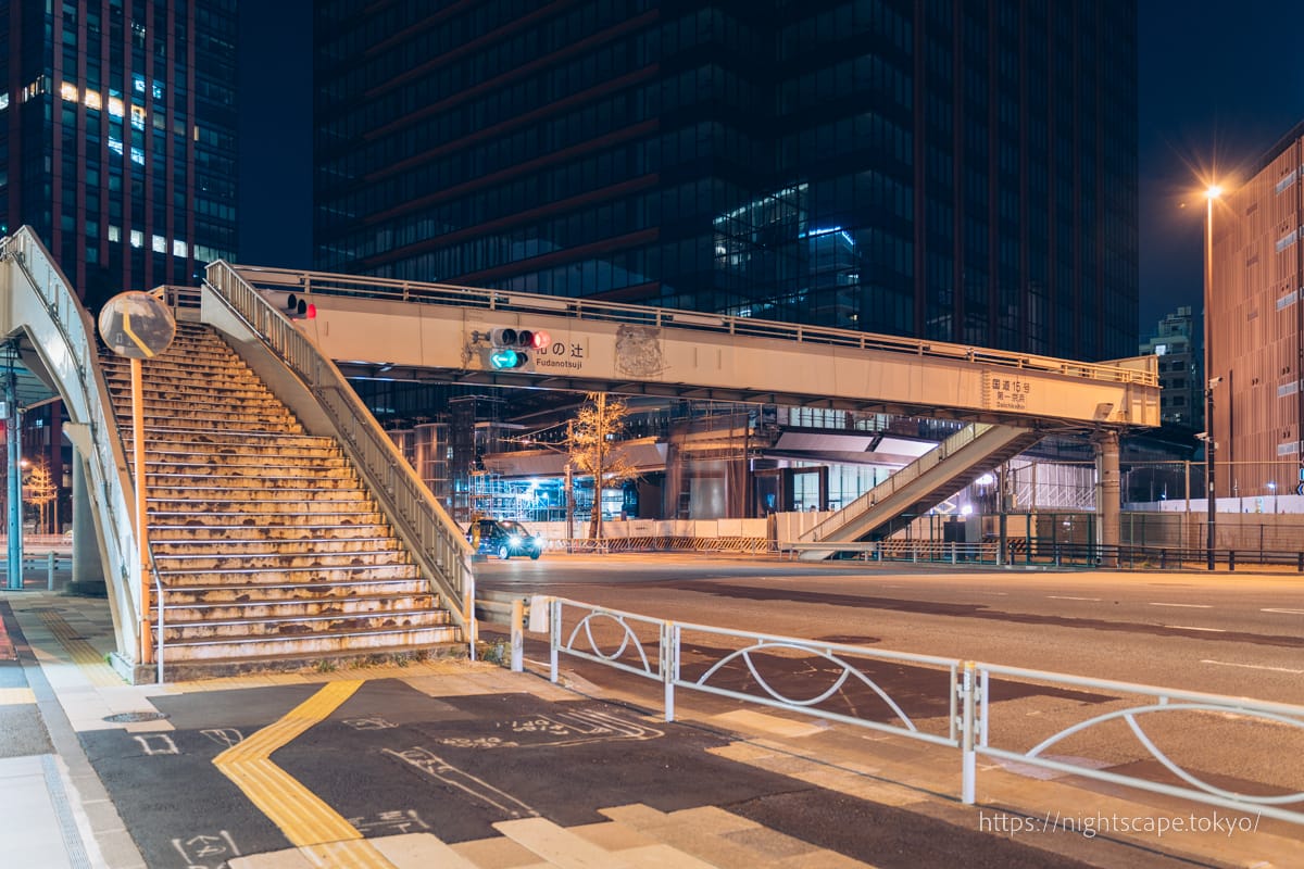  Exterior view of the Fuda-no-Tsuji Bridge pedestrian overpass