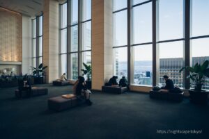 Atmosphere of the observation floor on the 35th floor of the Marunouchi Building (daytime)
