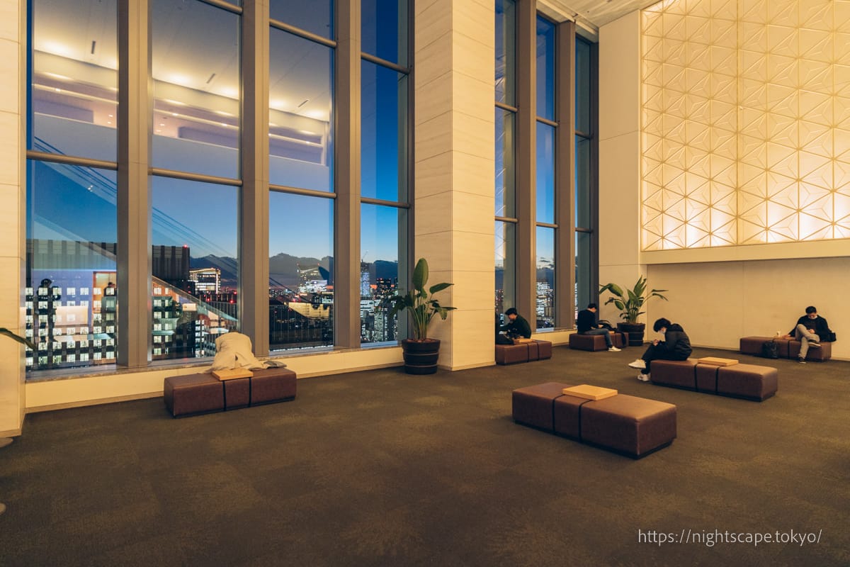 Atmosphere of the observation floor on the 35th floor of the Marunouchi Building (night)