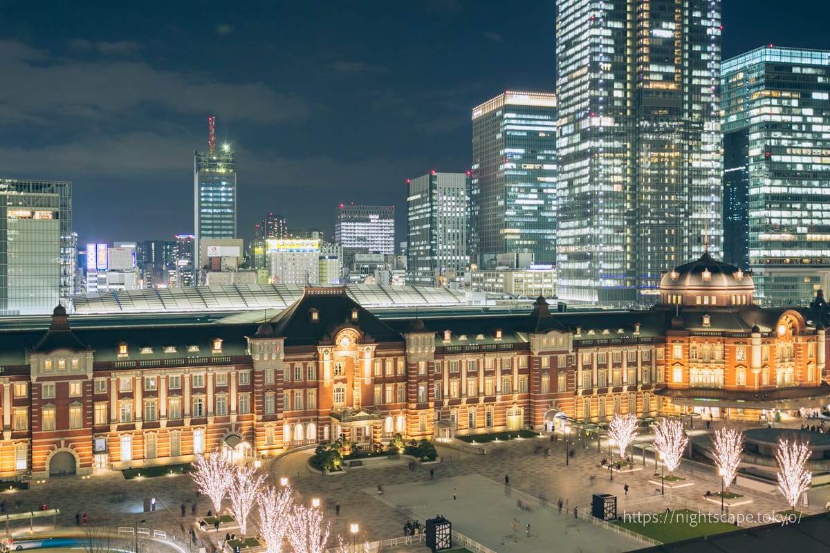 Night view of Tokyo Station from the observation floor of Shin-Marunouchi Building