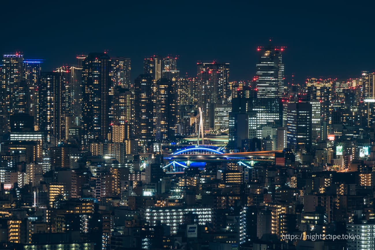 Night view of the Eitai Bridge and other areas in the direction of Chuo Ward that are lit up.