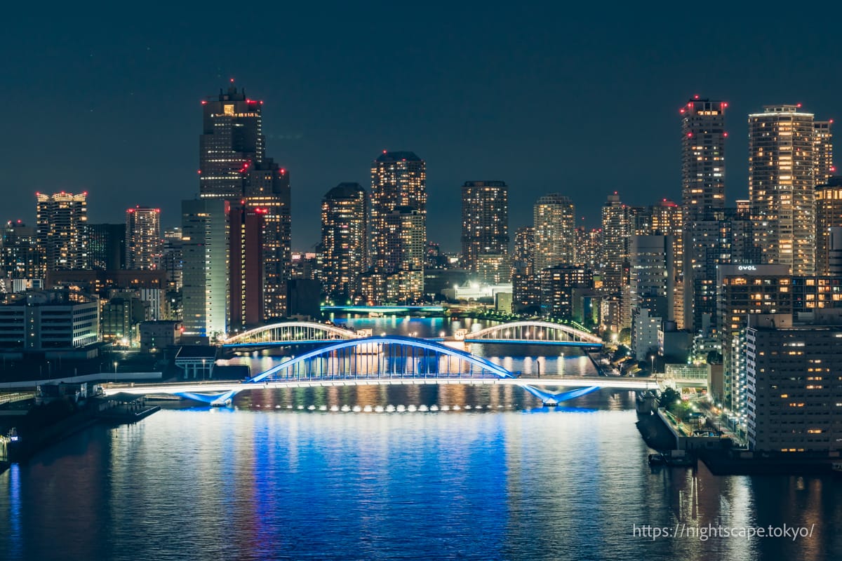 Bridges spanning the Sumida River (from the front: Tsukiji Bridge, Kachidoki Bridge, Tsukuda Bridge)