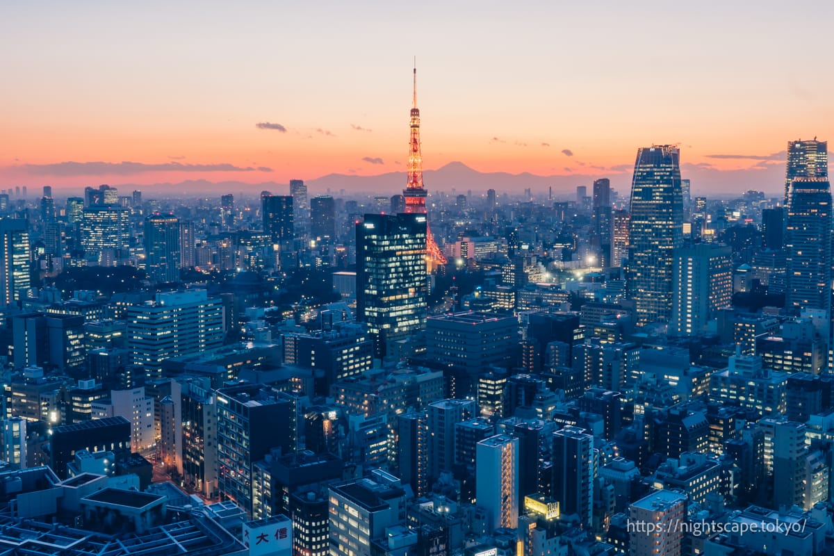 Tokyo Tower at twilight and the townscape in the direction of Minato Ward.