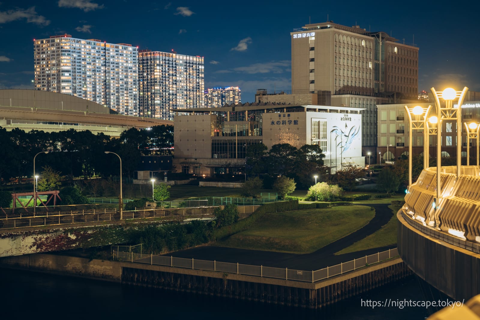 Tower condominium complexes in the direction of Toyosu.