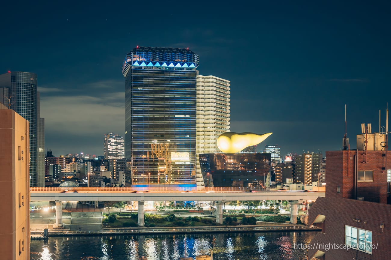 Asahi Breweries head office building and the gold object 'Flamme d'Or'.