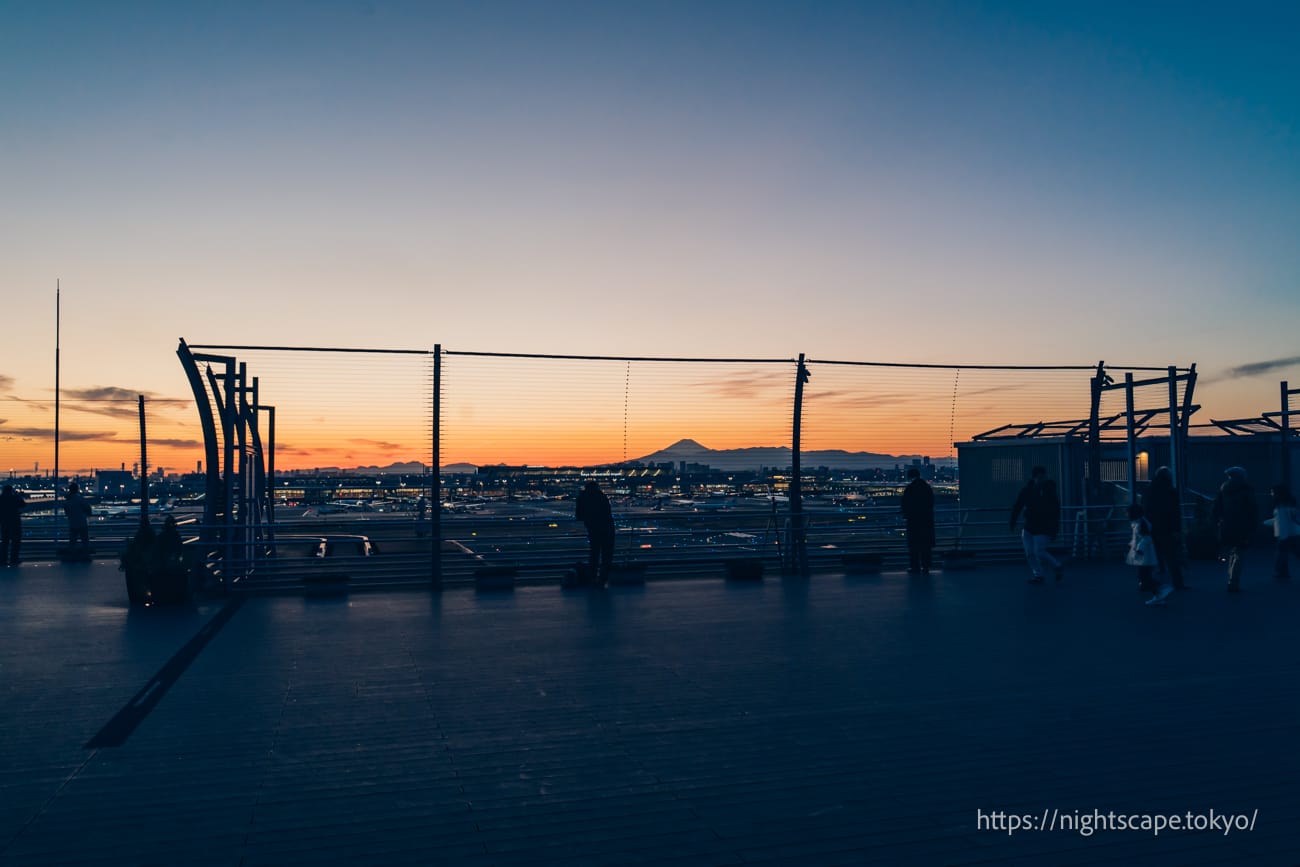 Haneda Airport Gulliver's Deck at dusk