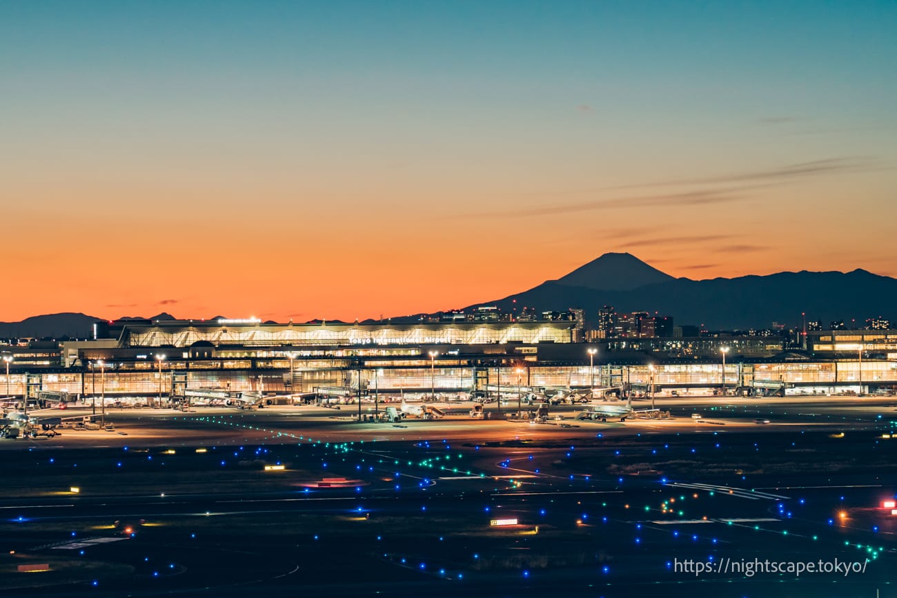 Night view of the observation deck at Haneda Airport Terminal 1