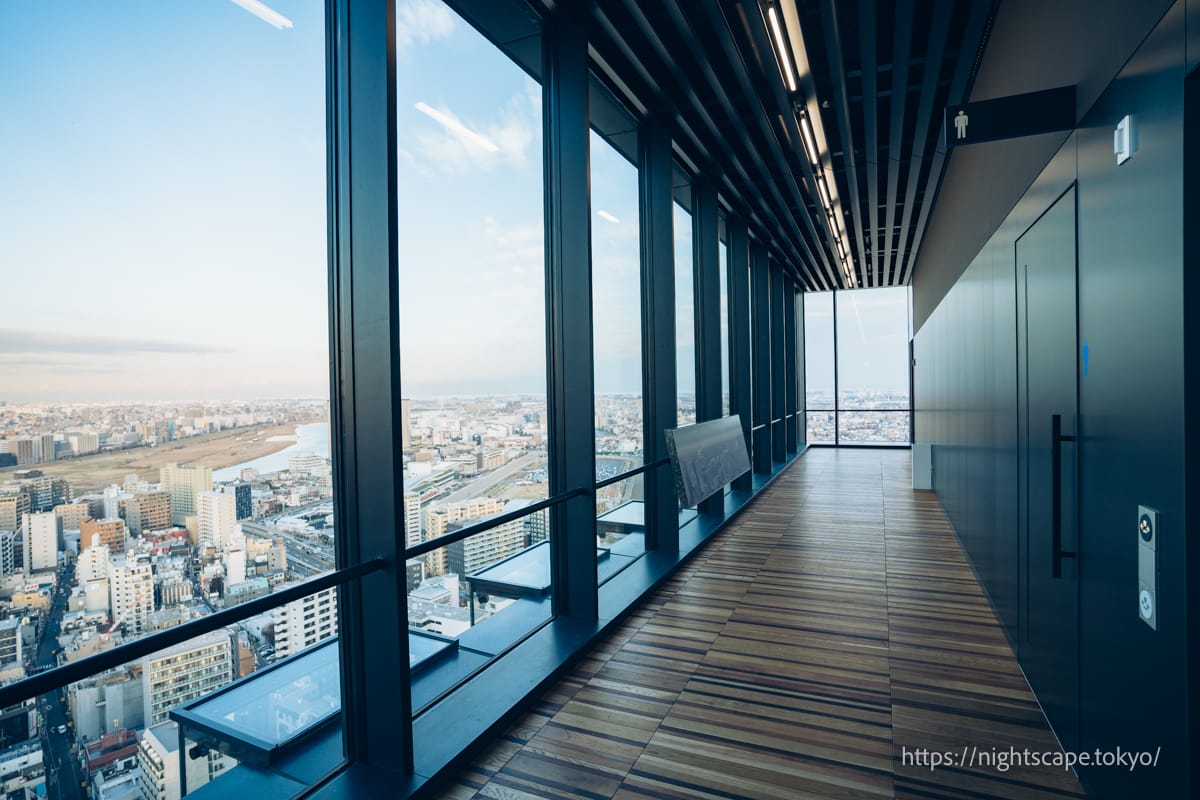 Atmosphere of the Sky Deck at the main building of Kawasaki City Hall (daytime).
