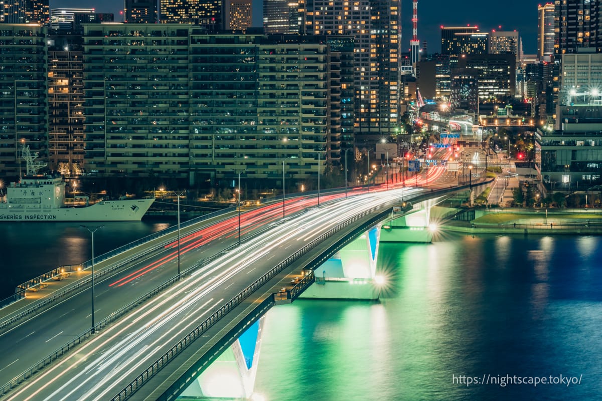 Toyosu Bridge illuminated in green.