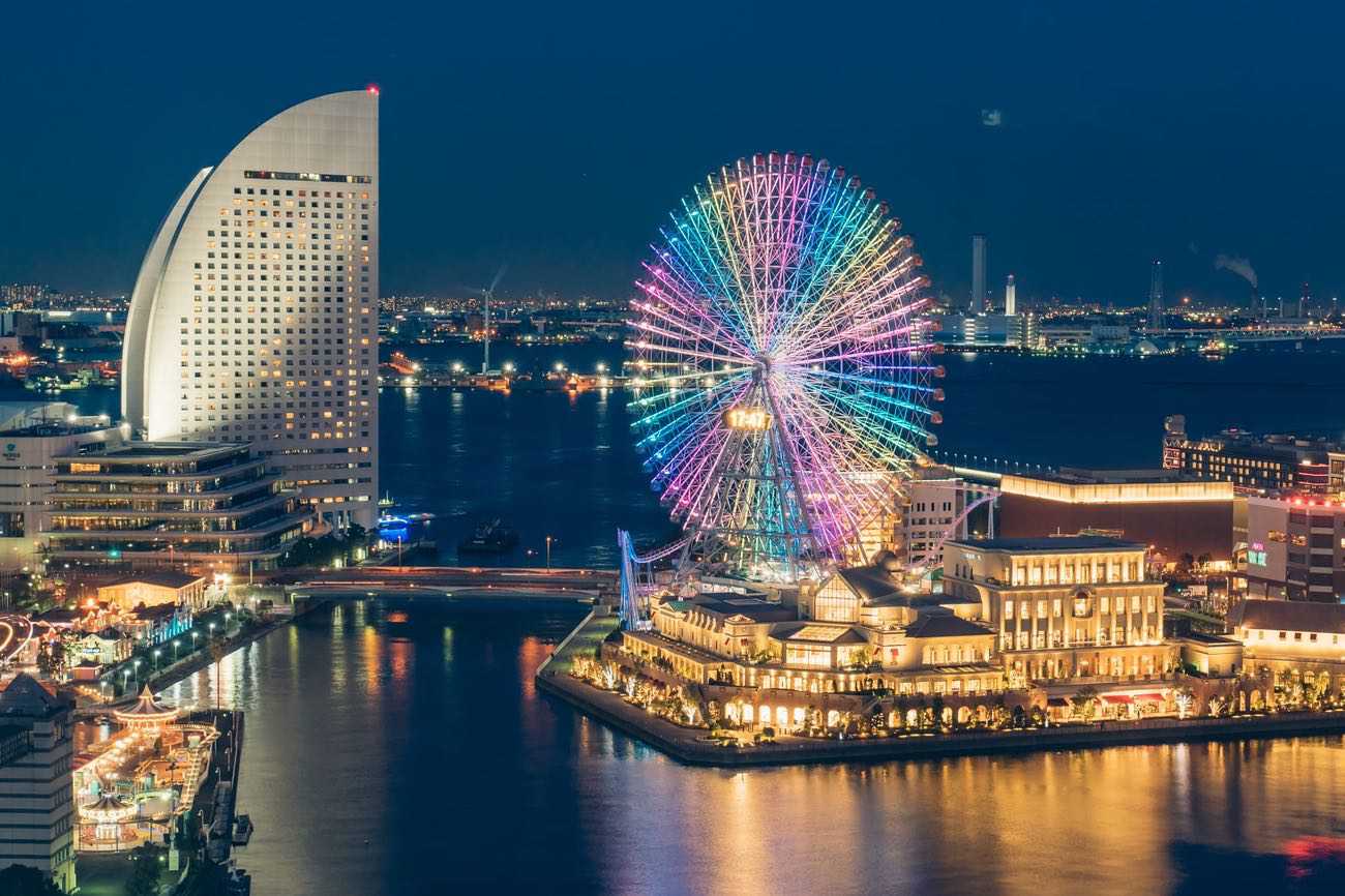 Giant Ferris wheel CosmoRock 21 and Pacifico Yokohama.