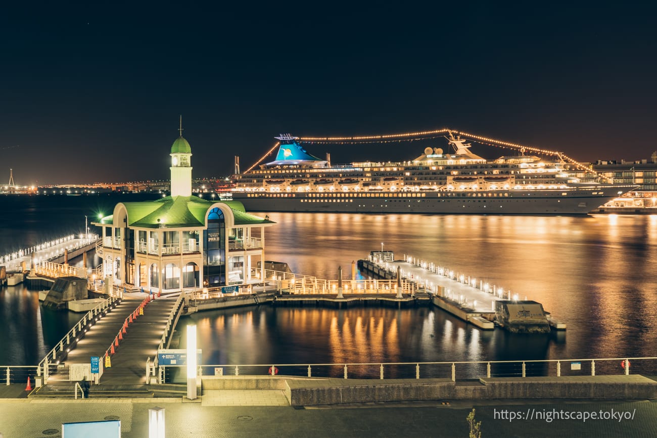 Pukari Pier and luxury cruise ship