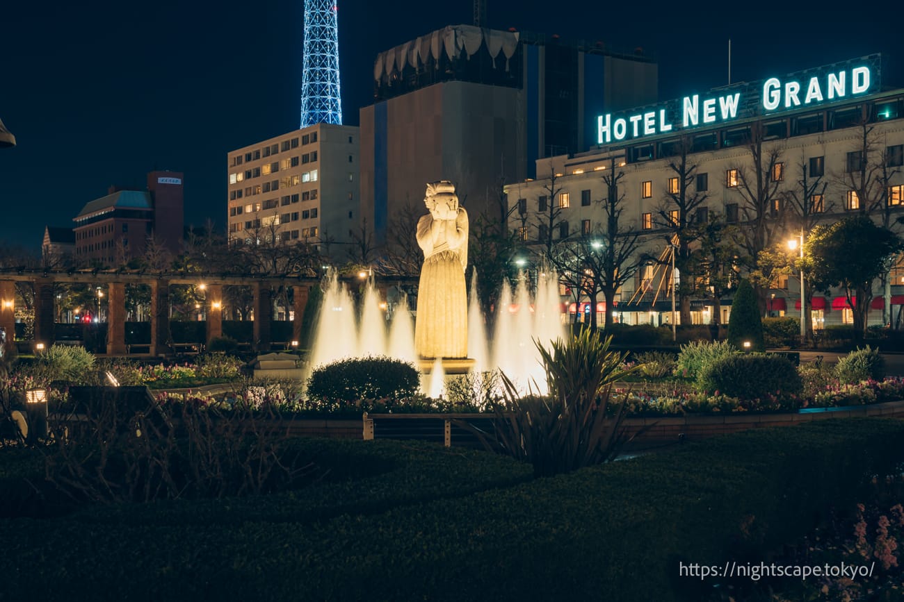 The fountain in Yamashita Park being lit up