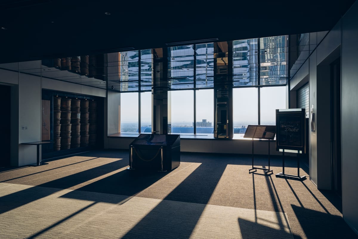 Atmosphere of the observation lobby at Shinjuku Nomura Building (daytime)