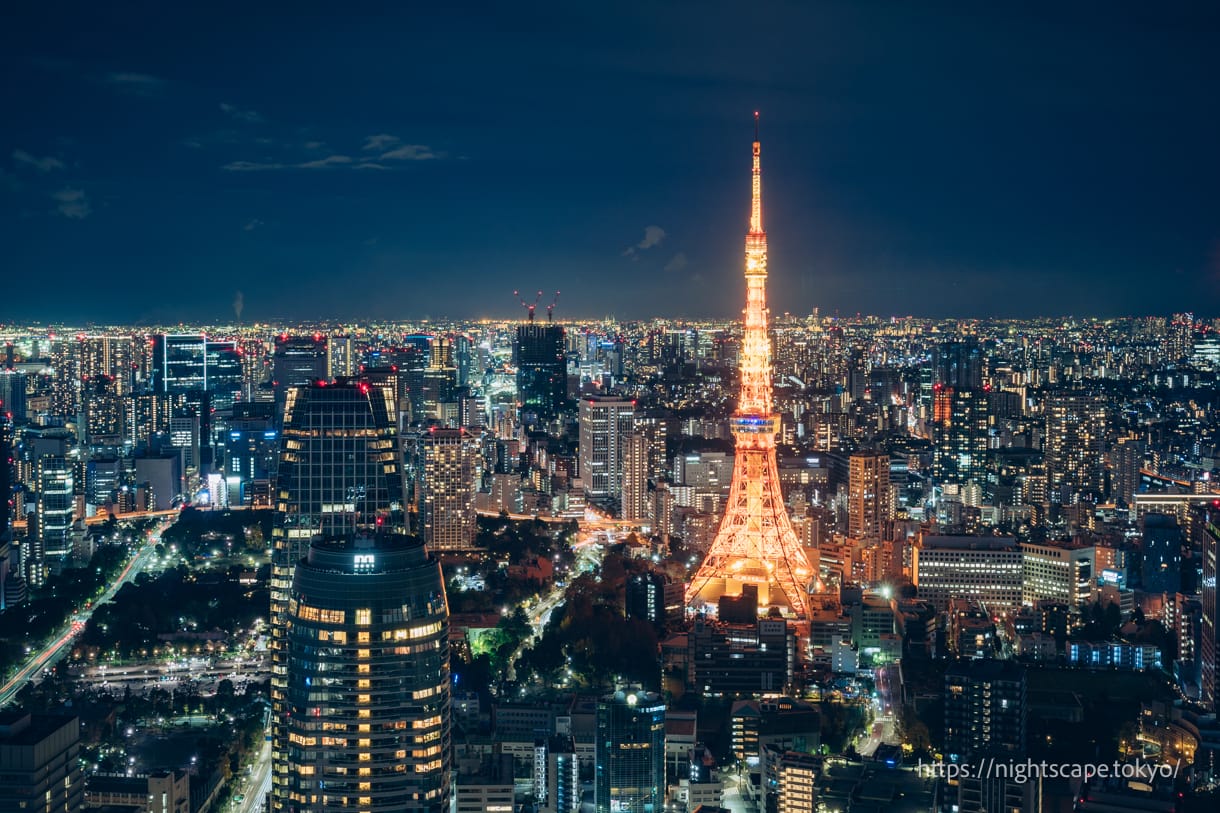 주황색으로 빛나는 도쿄타워