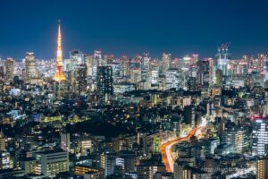 라이트업되는 도쿄타워와 미나토구의 거리 풍경