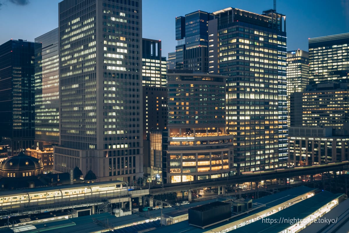 도쿄역과 오테마치의 고층 빌딩군
