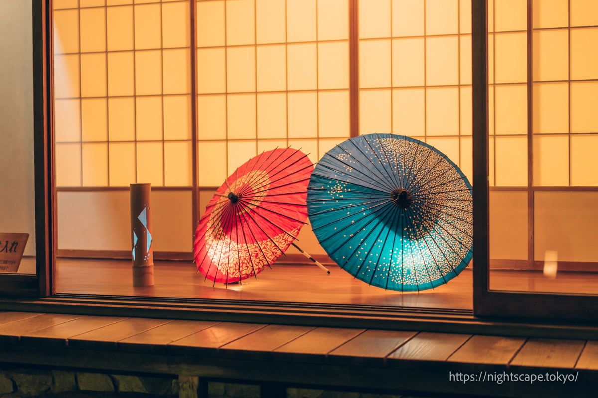 찻집 가장자리에 전시된 일본식 우산