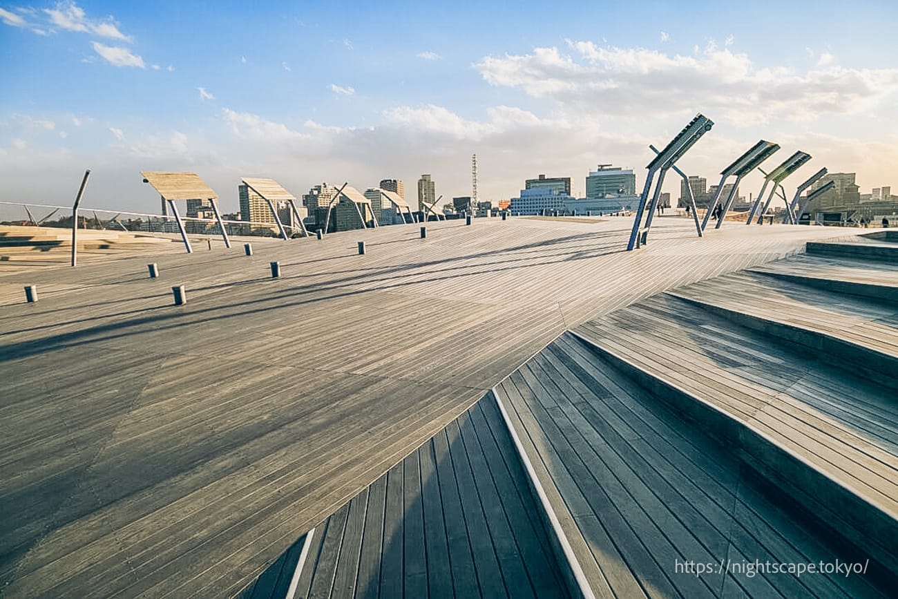 오산바시 국제여객선터미널 옥상에 있는 우드데크 광장(고래의 등)