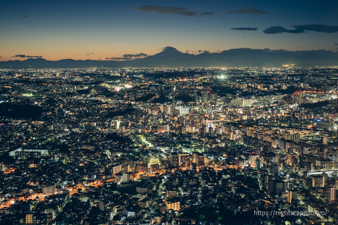 후지산과 요코하마 방면의 야경