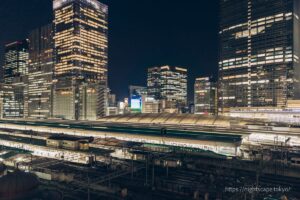 從 KITTE 屋頂花園看到東京車站的火車和新幹線