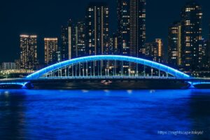 閃耀藍色光芒的永泰橋