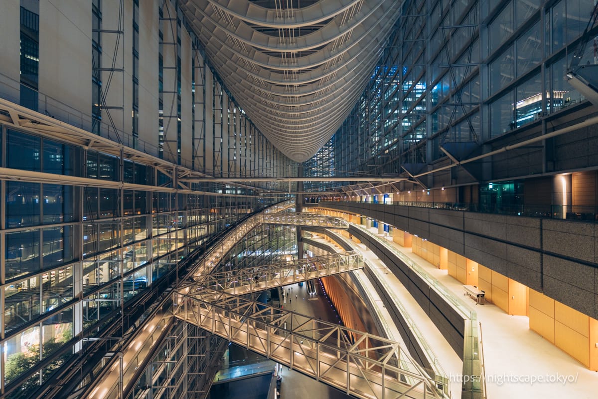 先進設計的東京國際論壇玻璃大廈
