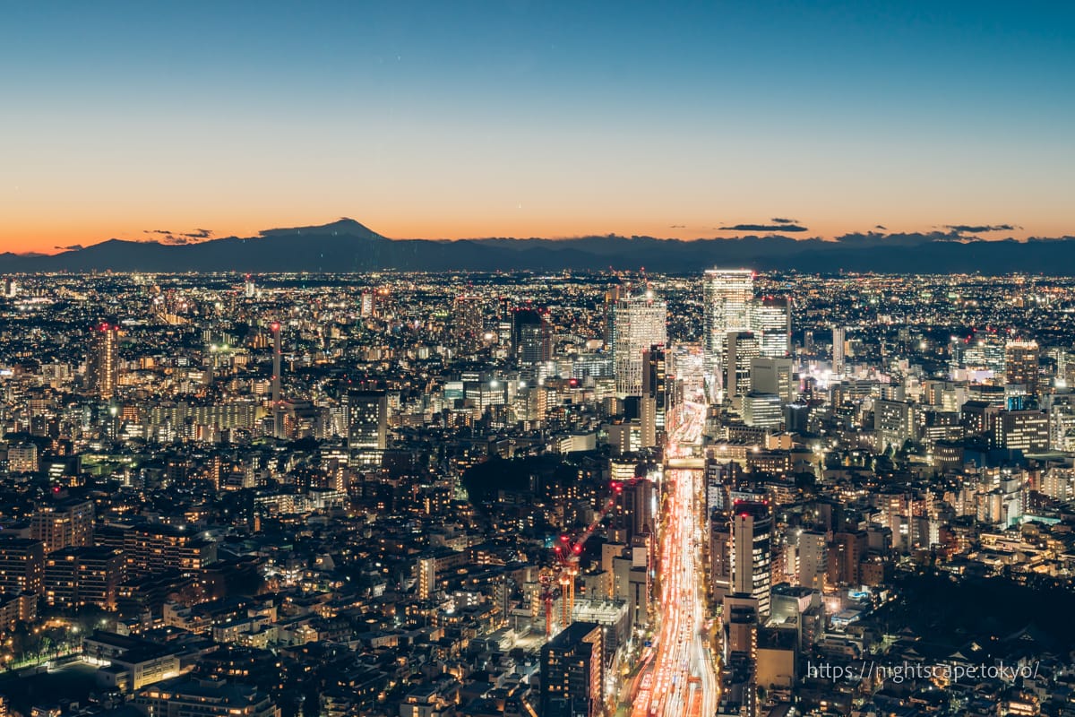 澀谷摩天大樓和富士山（西側）的夜景