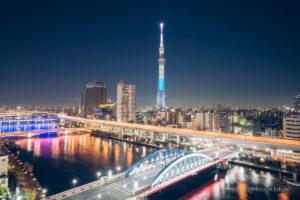 燈光璀璨的東京晴空塔和淺草街道
