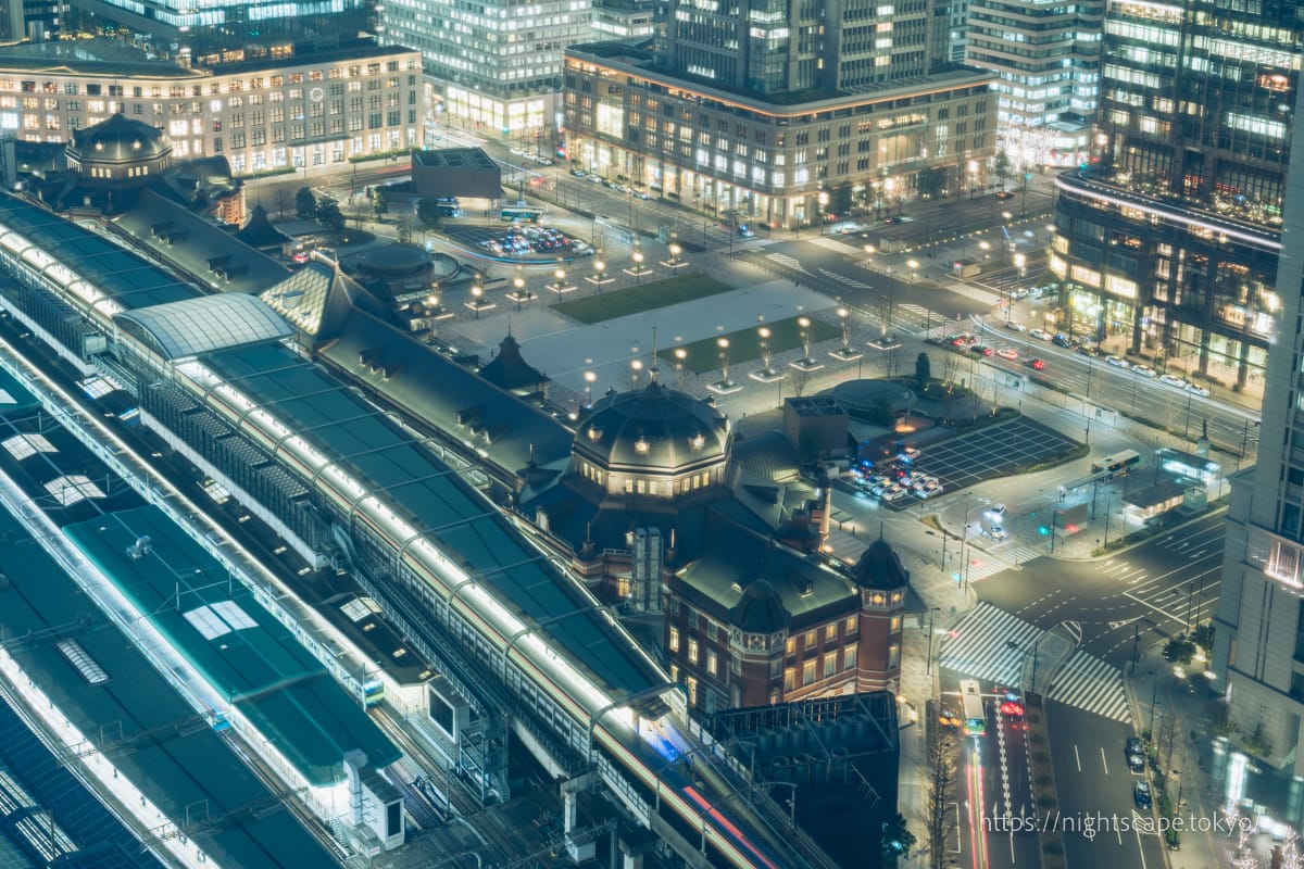 東京車站及東京站丸之內站前廣場亮燈