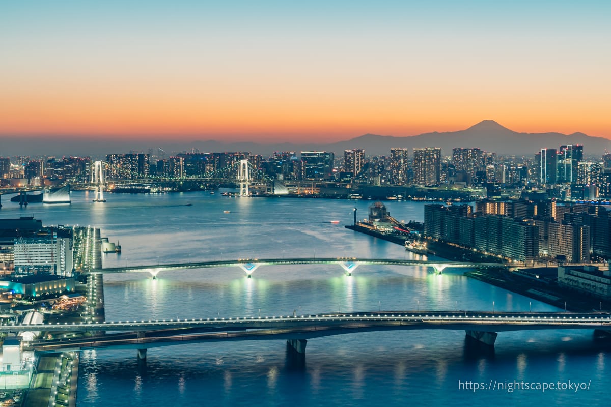 彩虹橋和富士山被燈光照亮