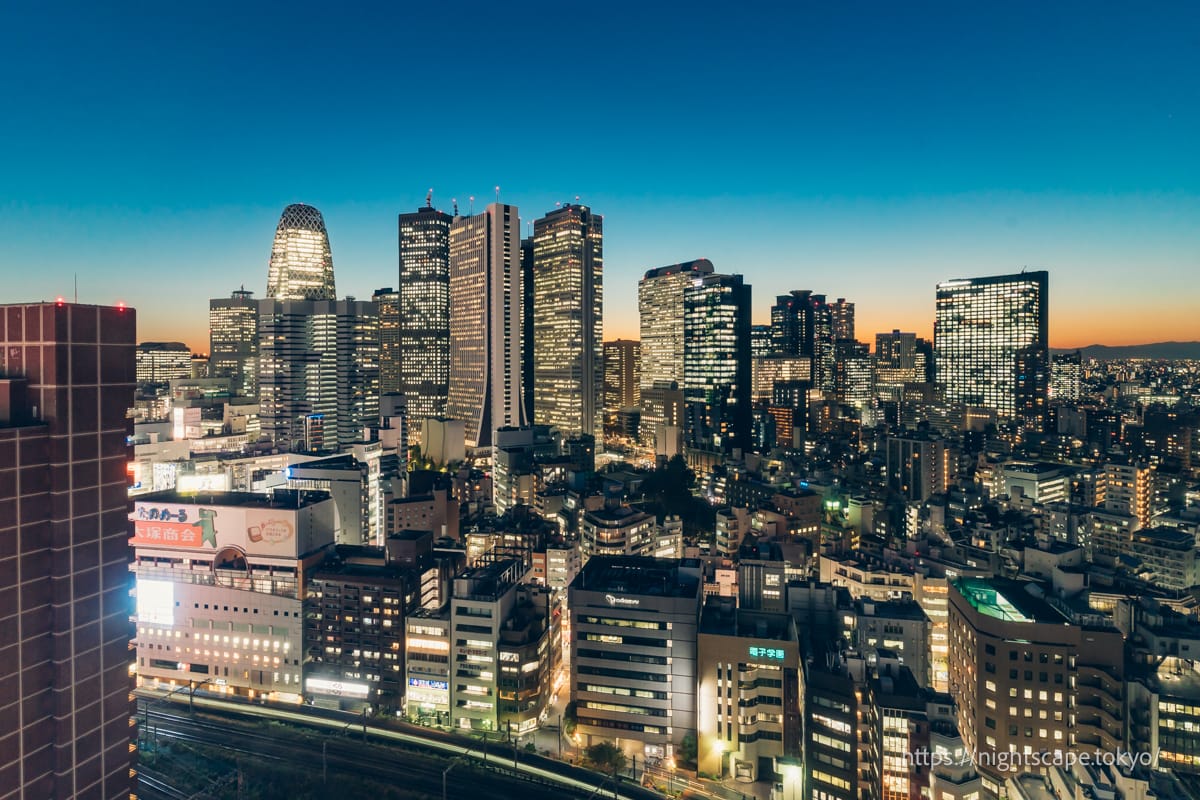 新宿摩天大樓的夜景