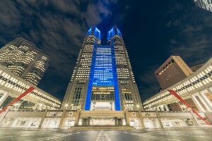 東京都廳大樓被藍色燈光照亮