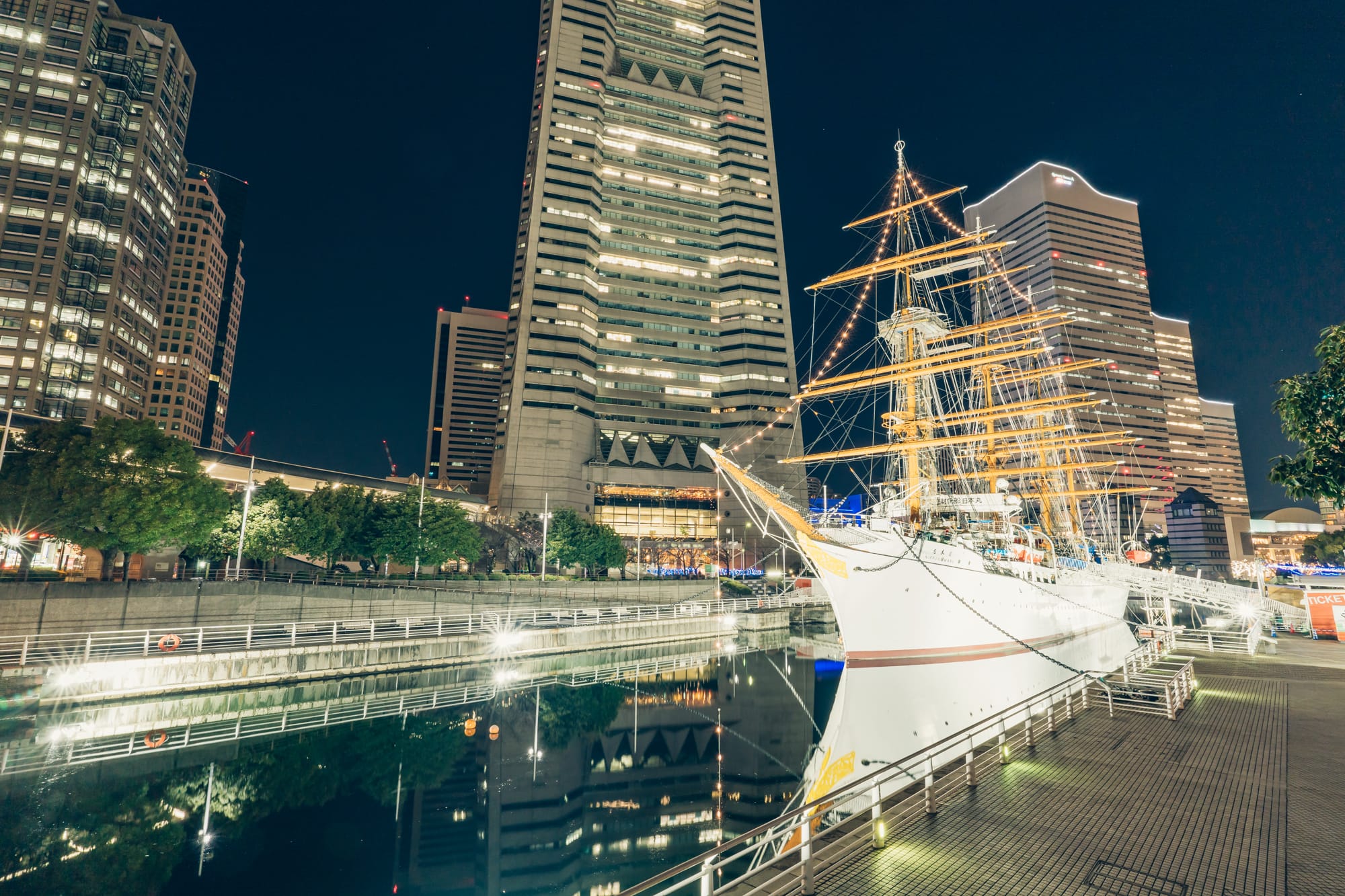 日本丸船與橫濱地標塔