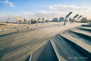大棧橋國際客運大樓屋頂的木甲板廣場（鯨魚背）