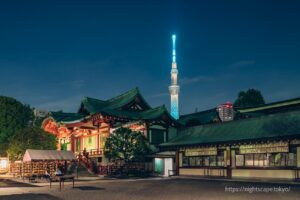 燈光點亮的龜戶天神社和東京晴空塔