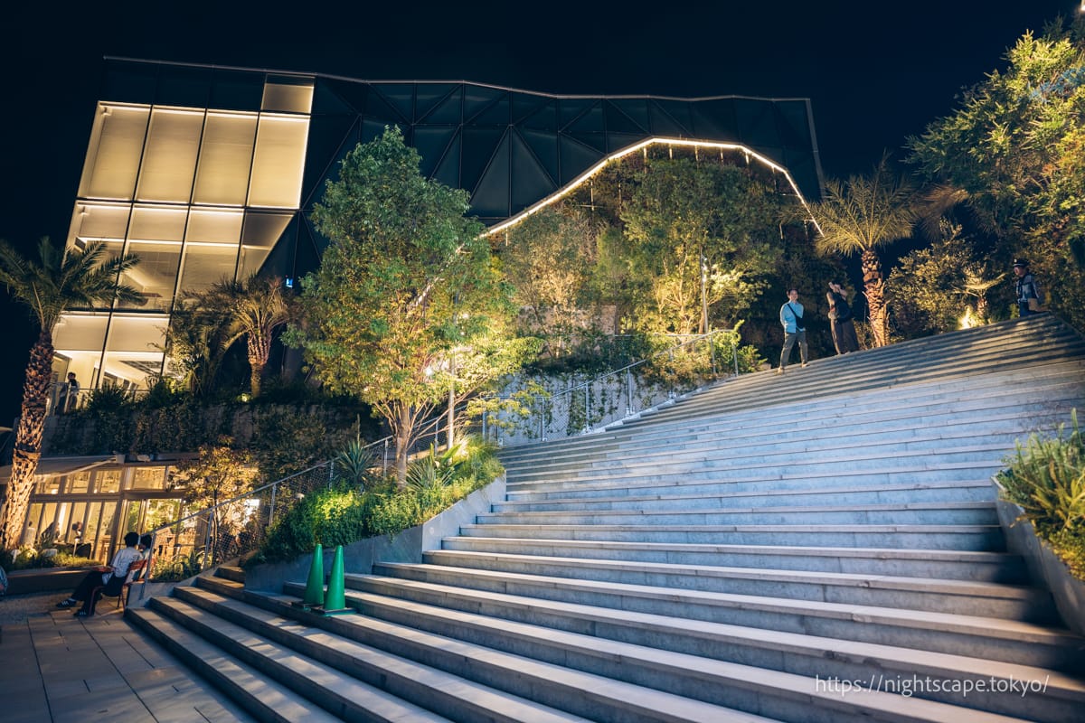 東急Plaza原宿Harajuku屋頂花園的樓梯