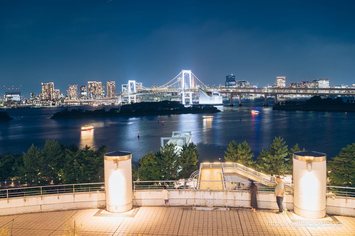 從 Aqua City Odaiba 看到的彩虹大橋。