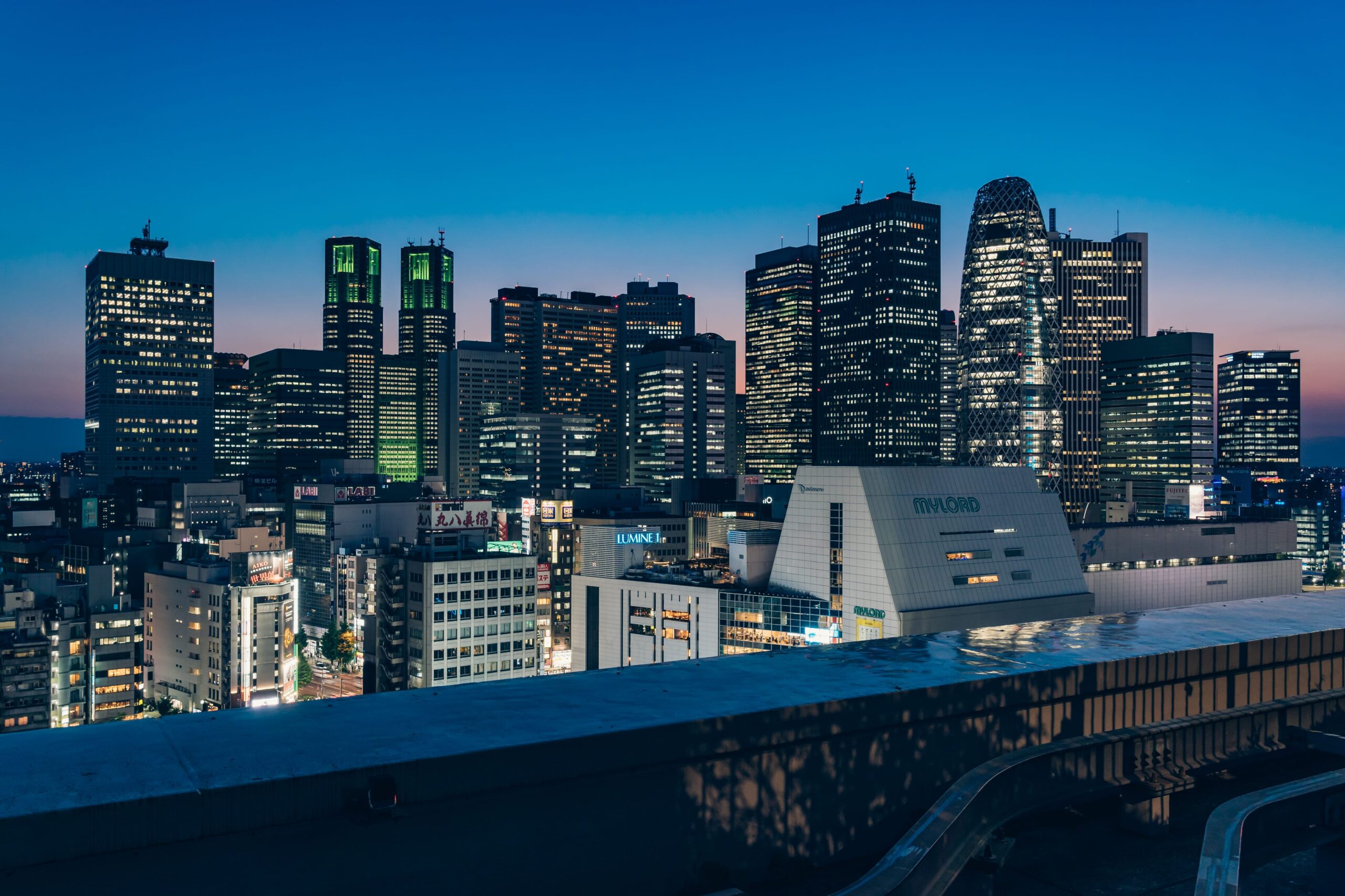 新宿地區高樓大廈夜景。