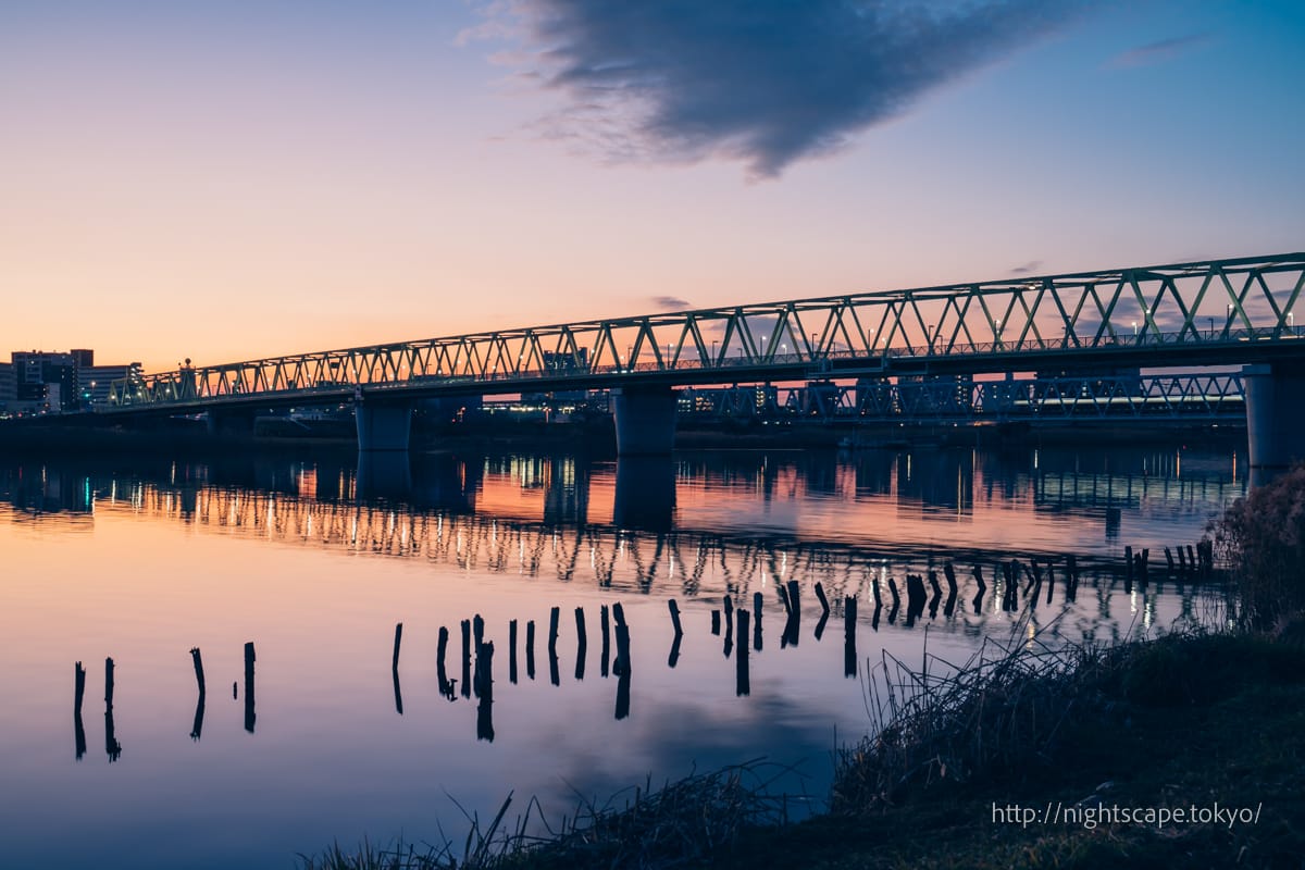 夕暮れ時の空と木根川橋