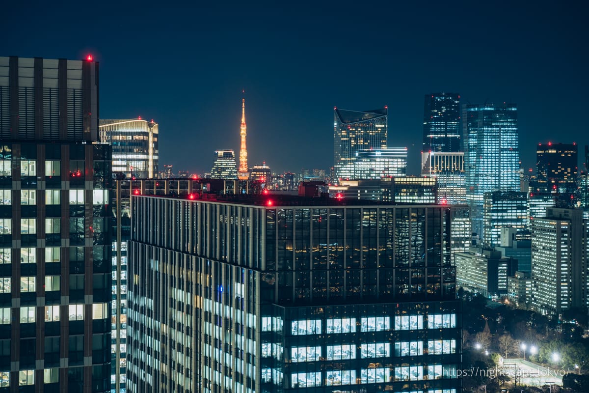 丸ビル35階展望フロアから撮影した東京タワー